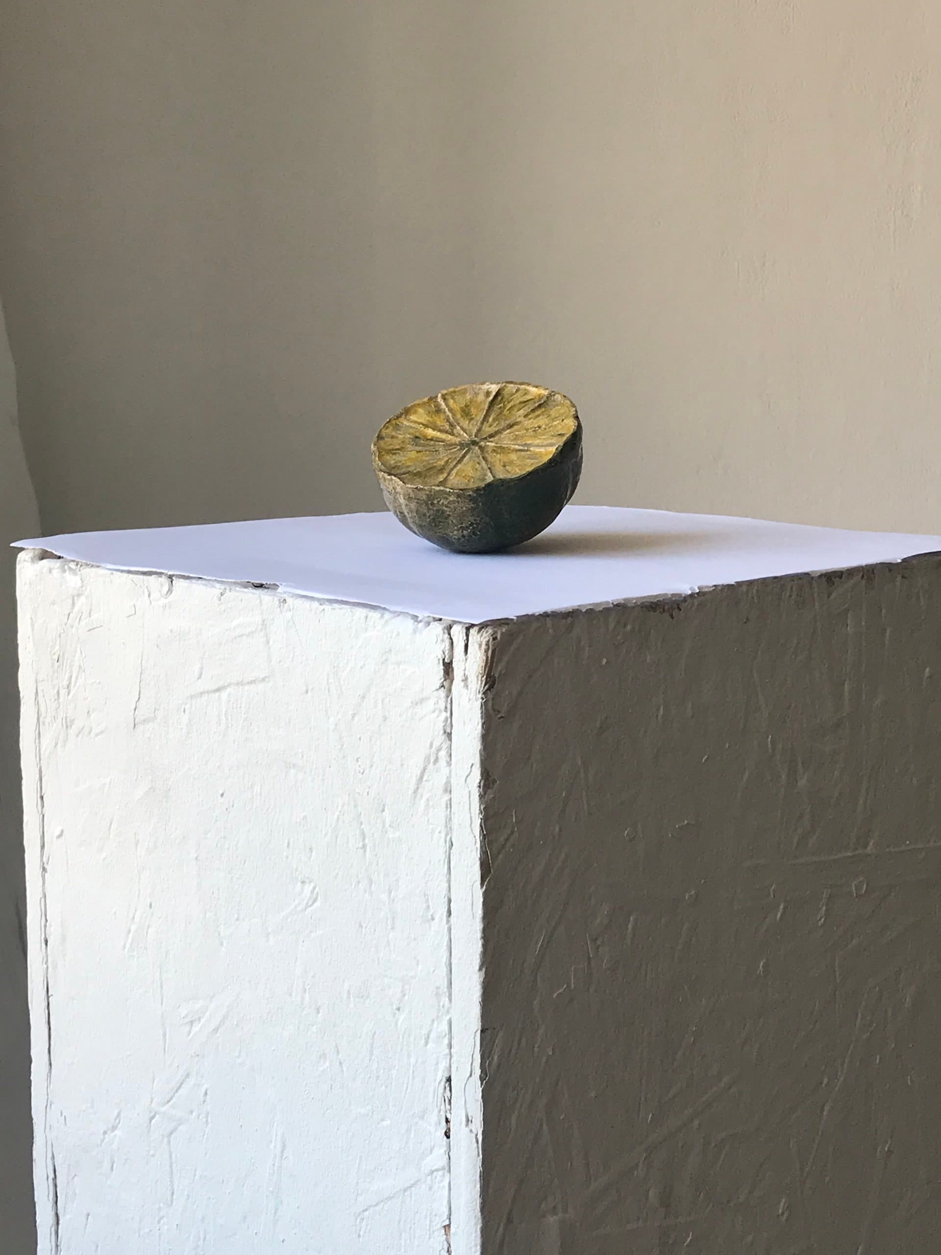 Sculpture de citron en céramique émaillée et cuite — Caroline Le Rouge de Guerdavid