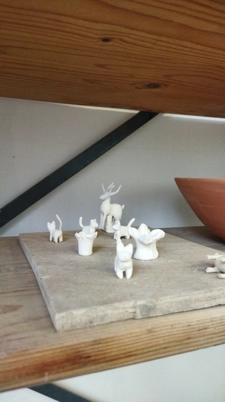 Étape de création céramique — modelage, séchage ou cuisson