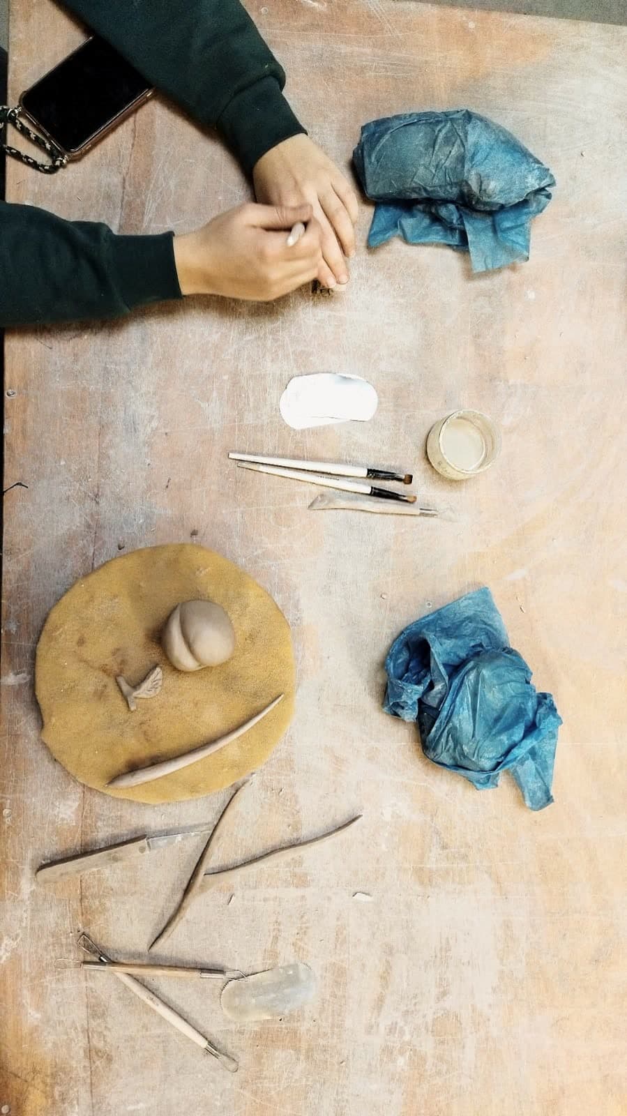 Étape de création céramique — modelage, séchage ou cuisson