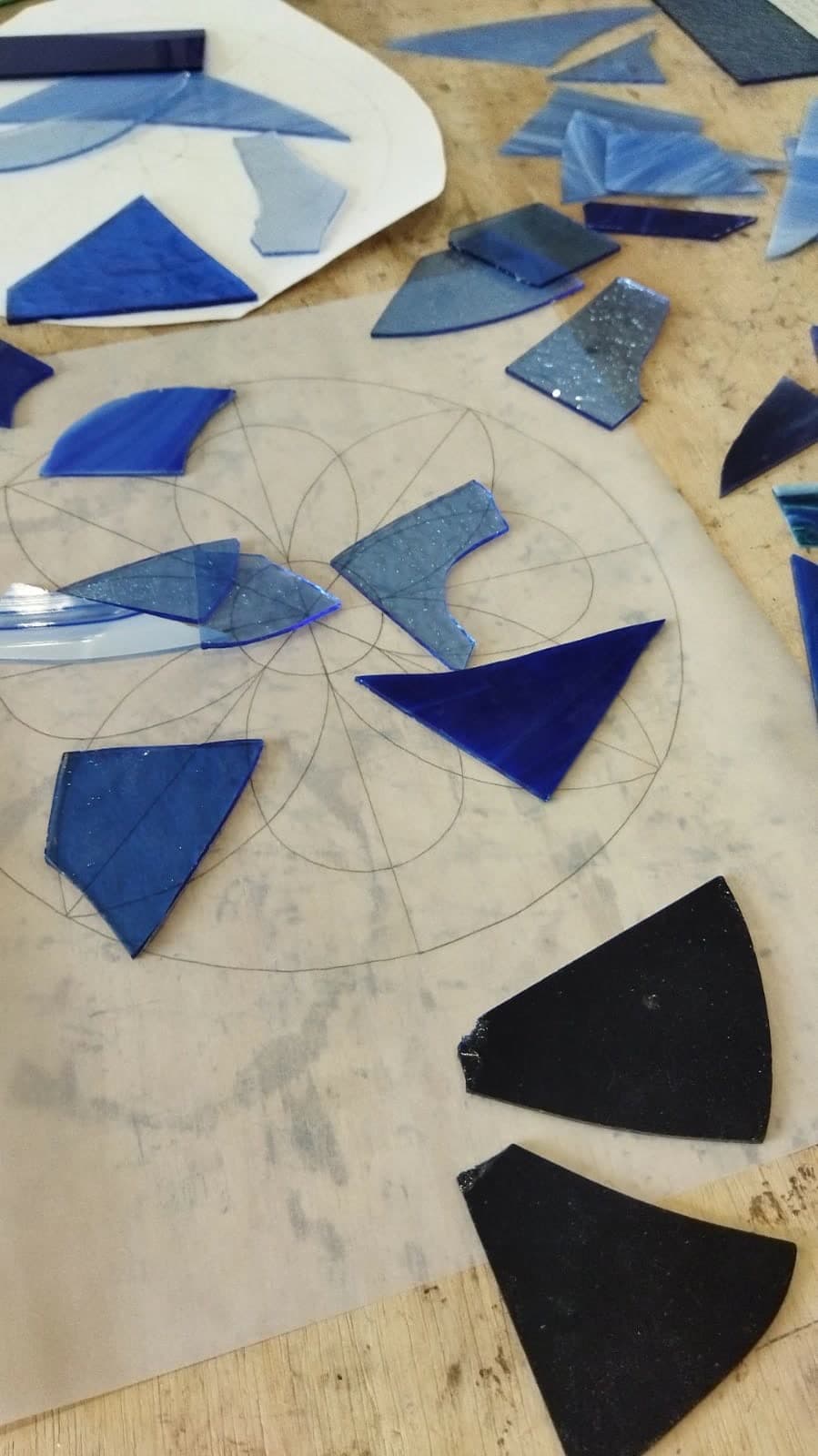 Stage vitrail — découpe et travail du verre coloré