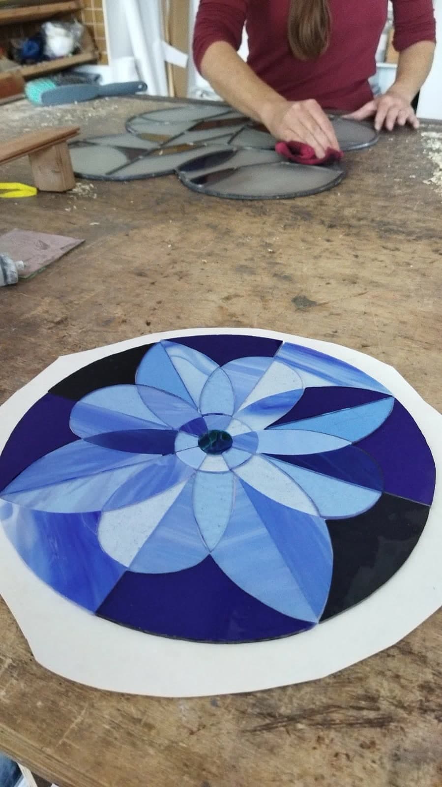 Stage vitrail — découpe et travail du verre coloré